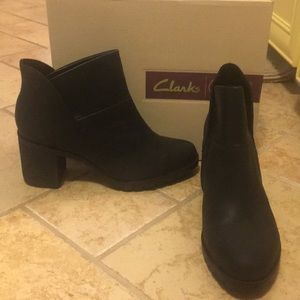 Clark’s  Malvet Helen Black Nubuck Bootie 8-1/2 W
